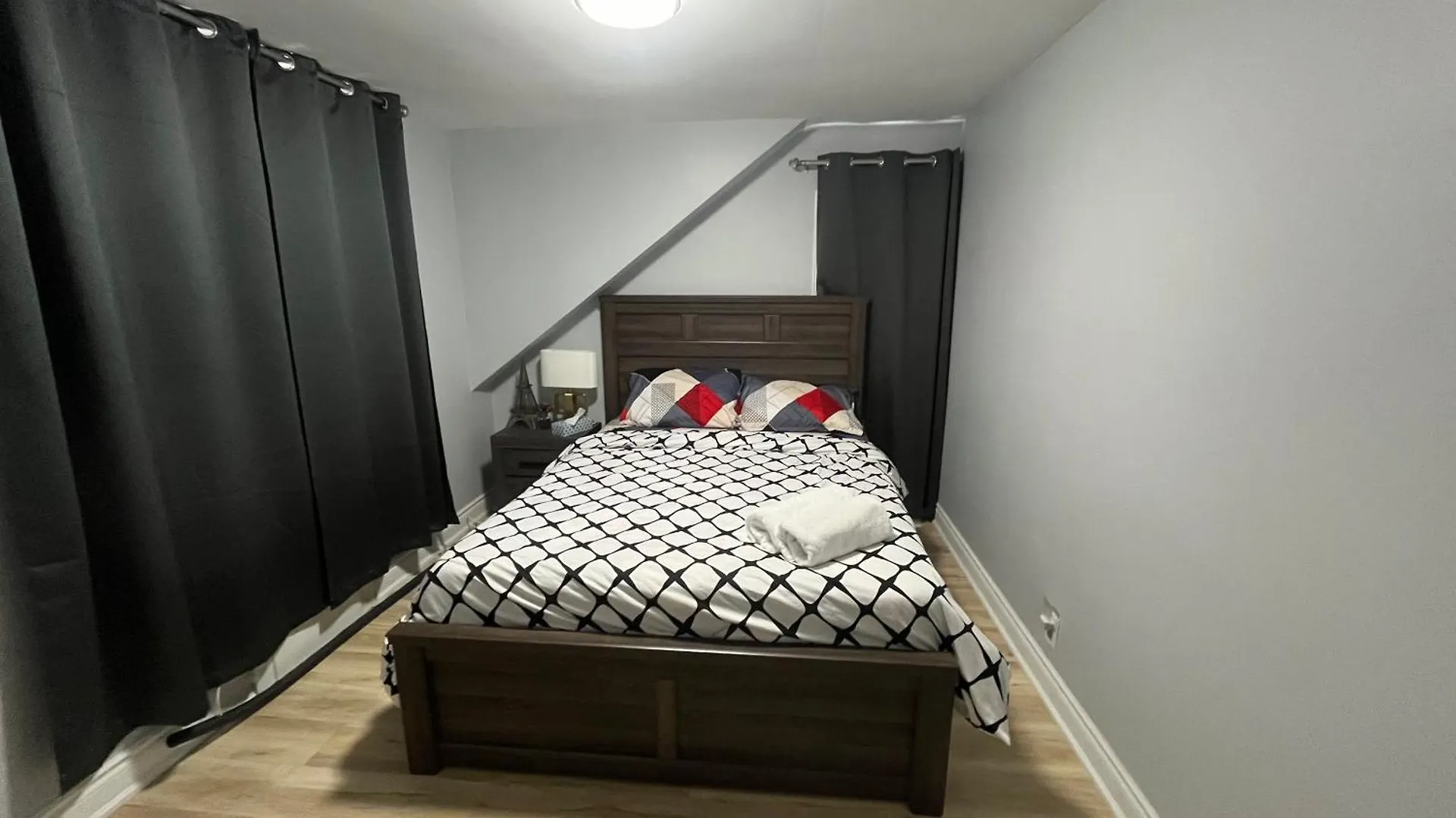 Renovated Home - Walk To Falls & Tourist District Niagara Falls 0*,  Canadá